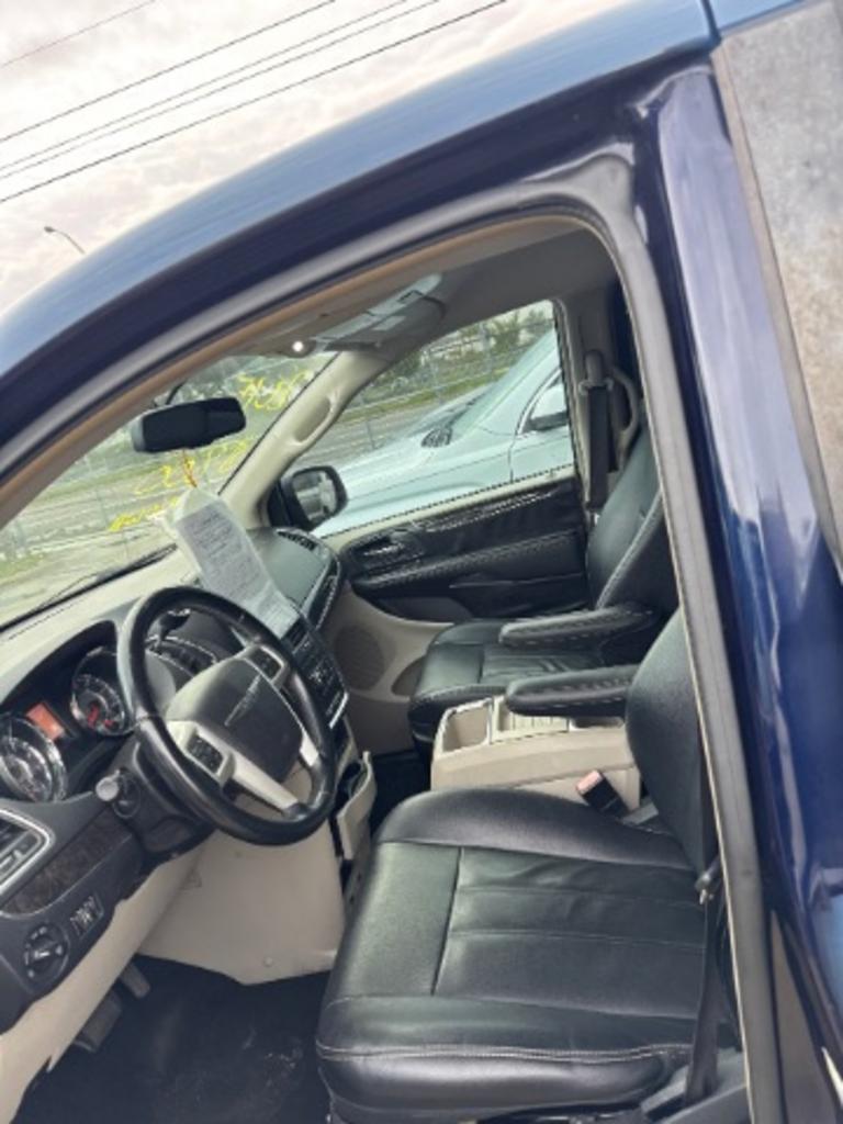 2015 Chrysler Town And Country - $9,900