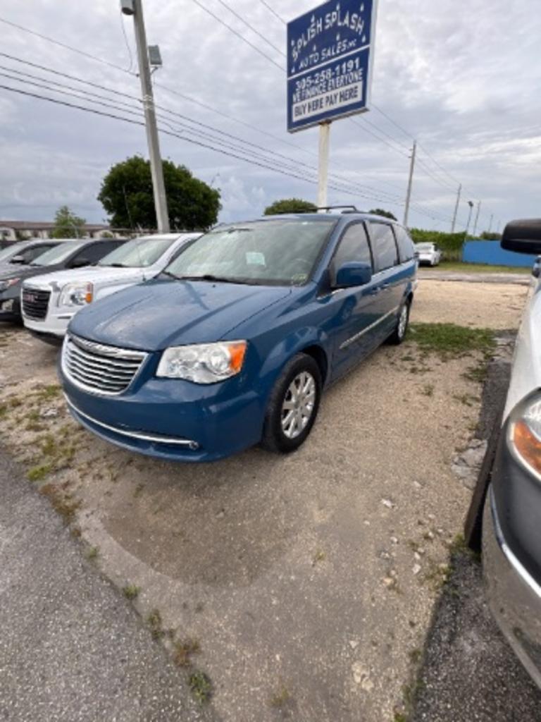 2015 Chrysler Town And Country - $9,900