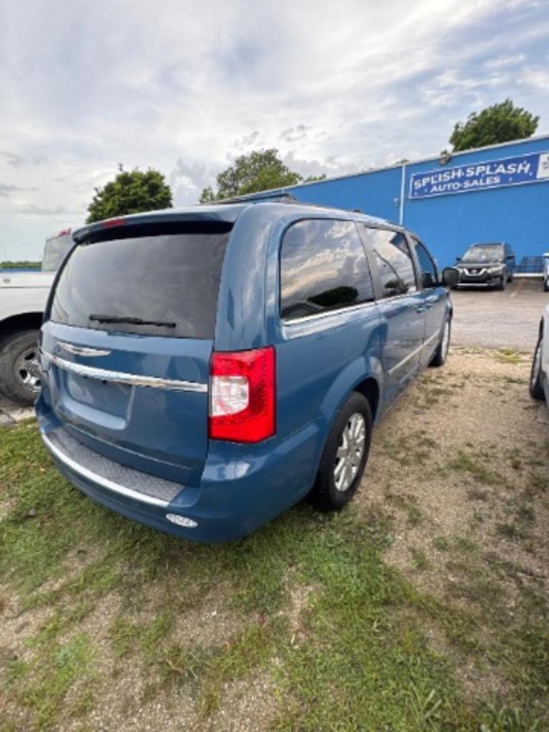 2015 Chrysler Town And Country - $9,900
