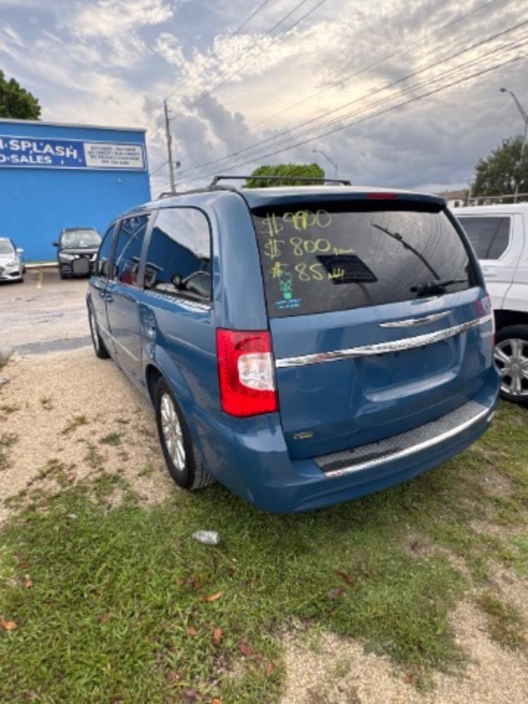 2015 Chrysler Town And Country - $9,900