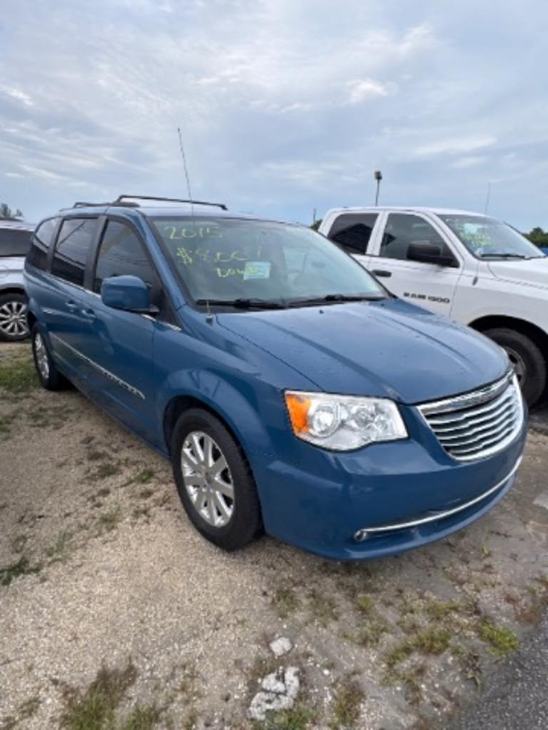 2015 Chrysler Town And Country - $9,900