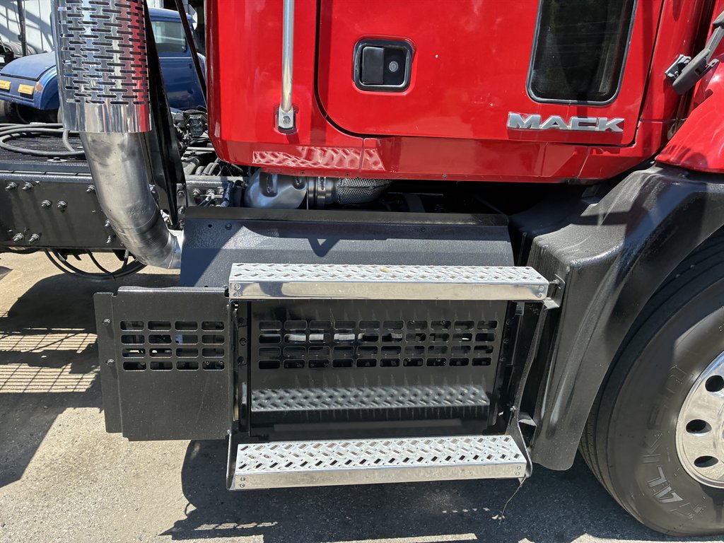 2013 Mack R Model