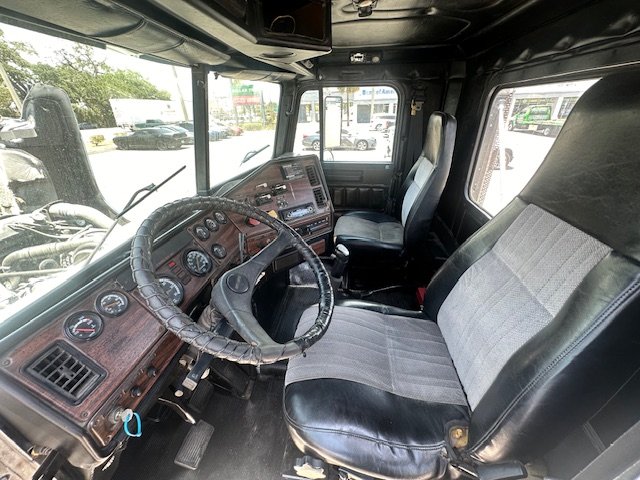 2000 Freightliner FLD120