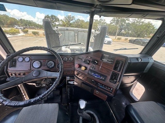 2000 Freightliner FLD120