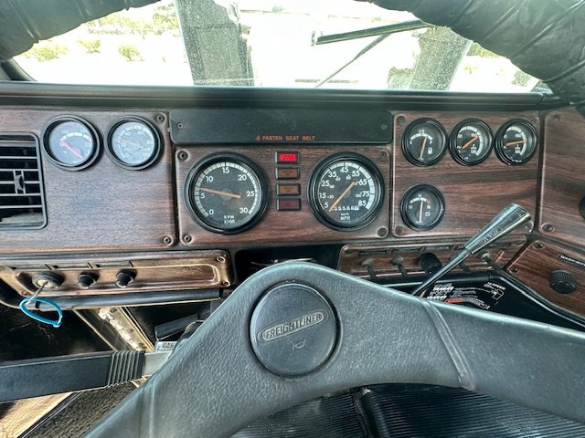 2000 Freightliner FLD120