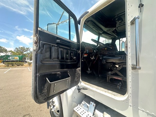 2000 Freightliner FLD120