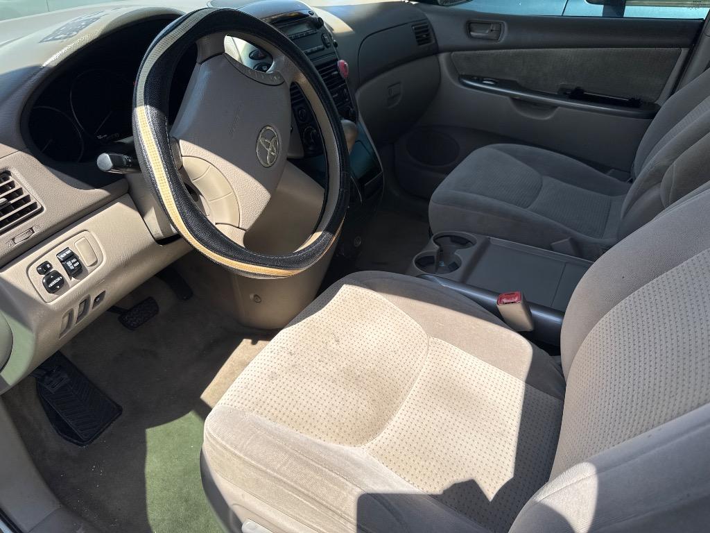 2010 Toyota Sienna - $5,999