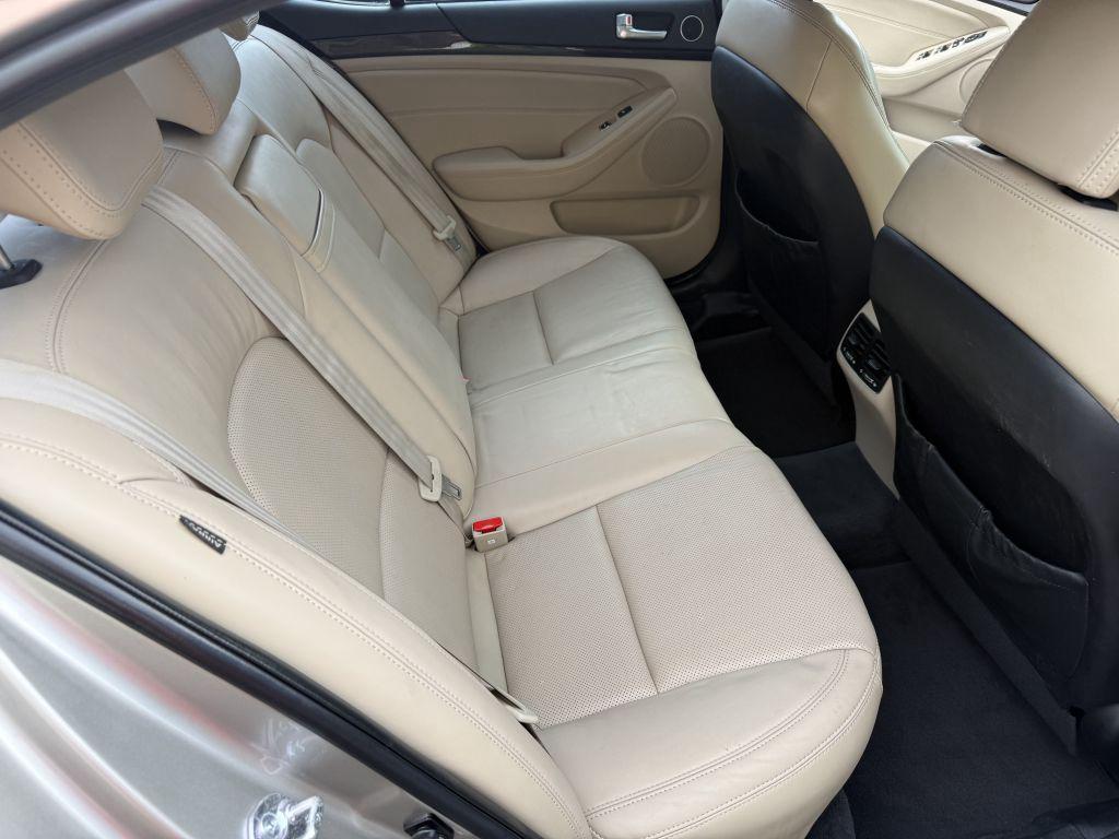 2014 Kia Cadenza - $10,900