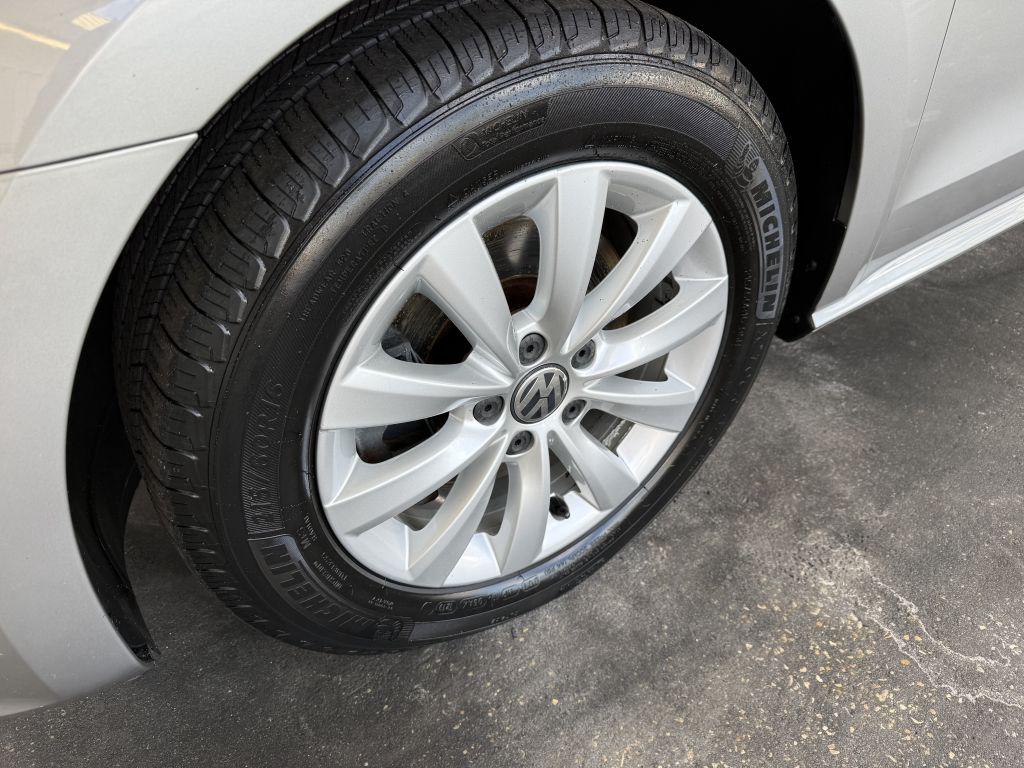 2014 Volkswagen Passat - $9,995