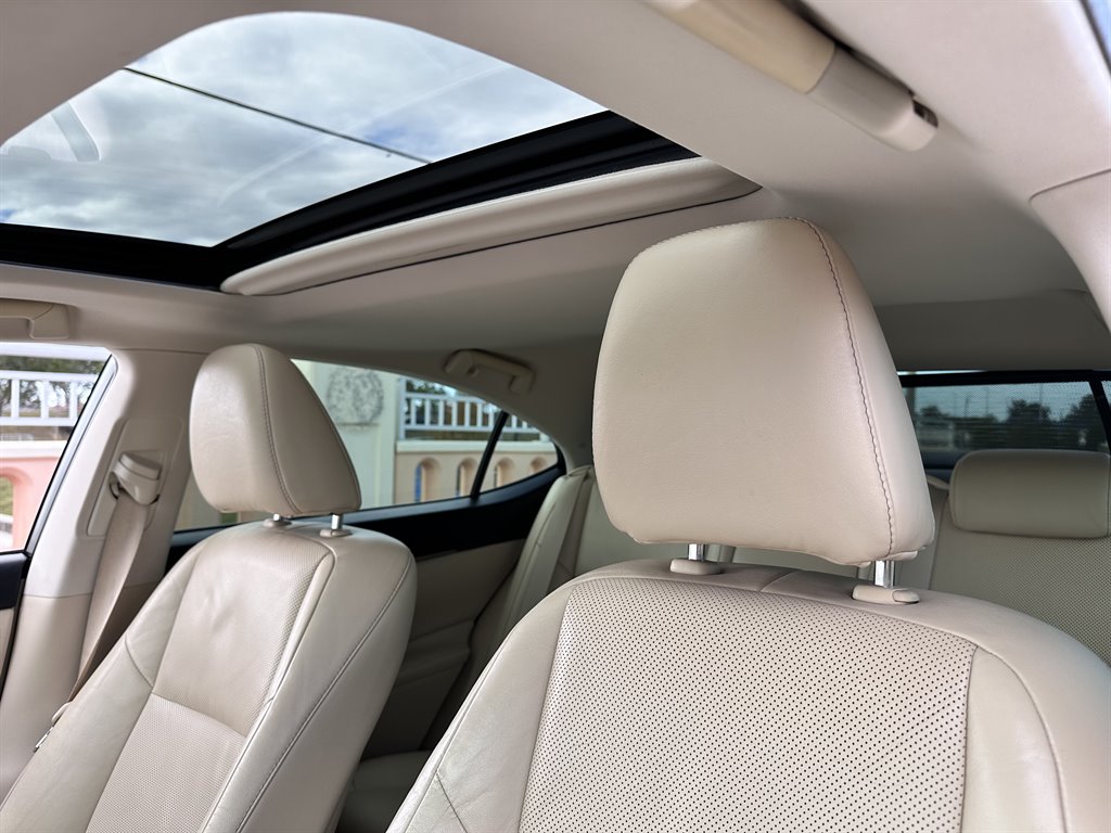 2013 LEXUS ES Sedan - $26,995