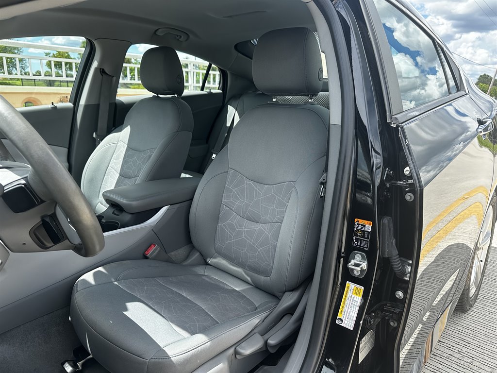 2017 Chevrolet Volt - $16,995