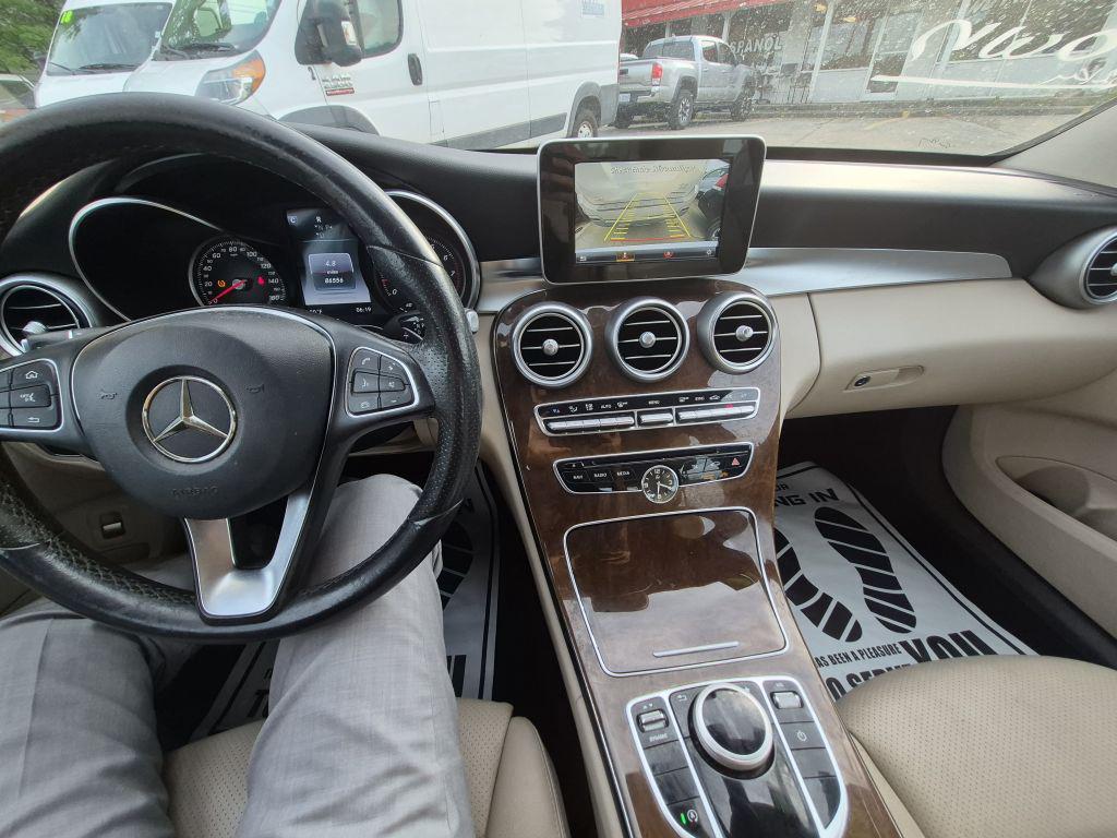 2017 Mercedes-Ben C-Class C300 4d Seda - $14,000