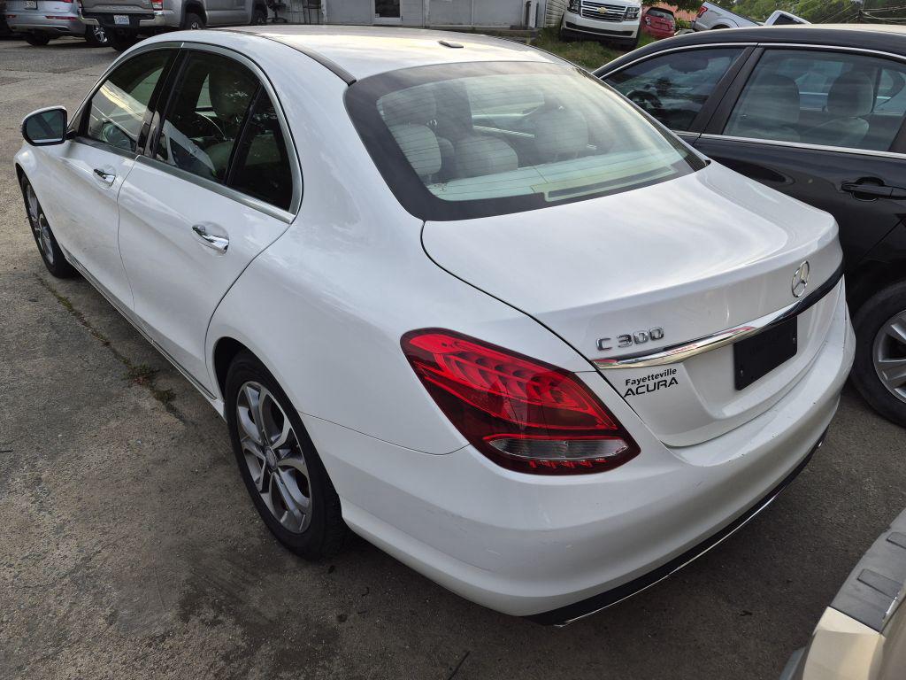 2017 Mercedes-Ben C-Class C300 4d Seda - $14,000