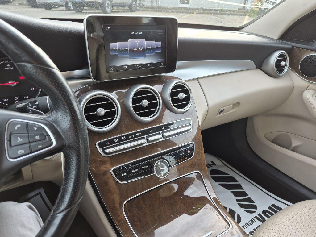 2017 Mercedes-Ben C-Class C300 4d Seda - $14,000
