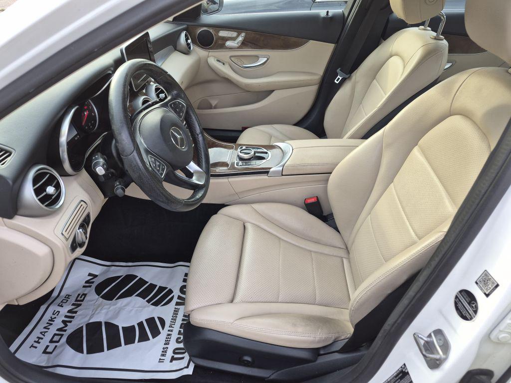 2017 Mercedes-Ben C-Class C300 4d Seda - $14,000
