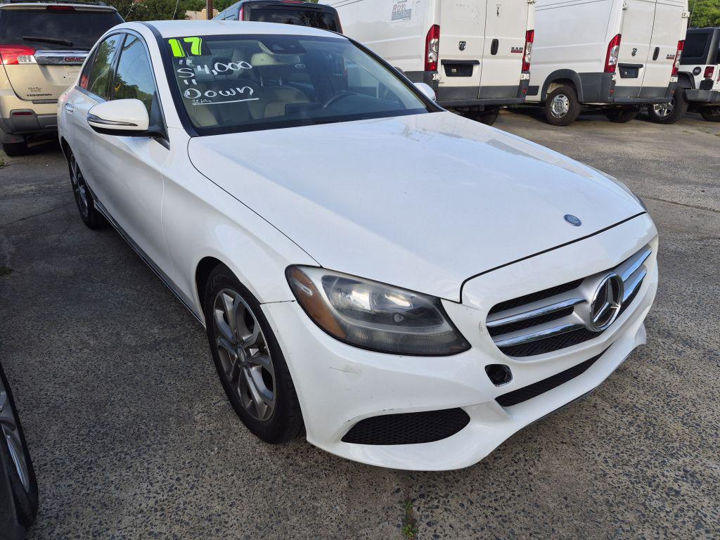 2017 Mercedes-Ben C-Class C300 4d Seda - $14,000