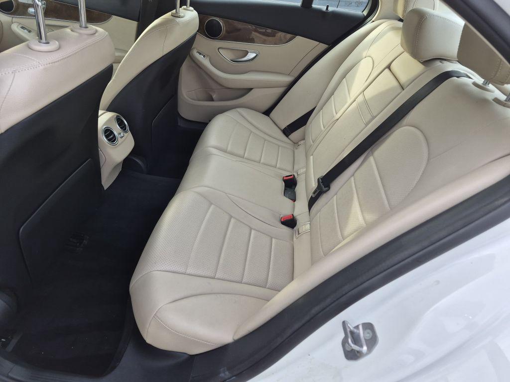 2017 Mercedes-Ben C-Class C300 4d Seda - $14,000