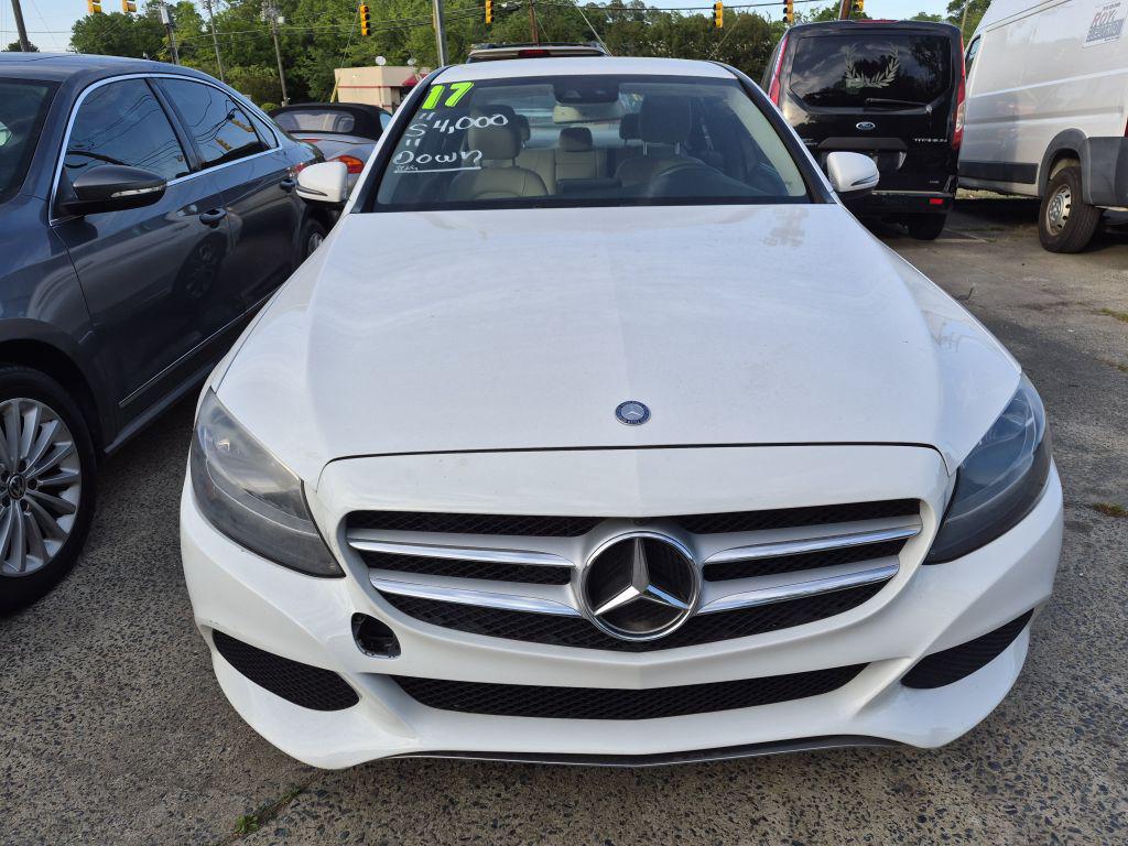 2017 Mercedes-Ben C-Class C300 4d Seda - $14,000