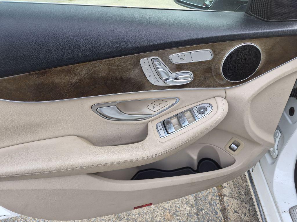 2017 Mercedes-Ben C-Class C300 4d Seda - $14,000