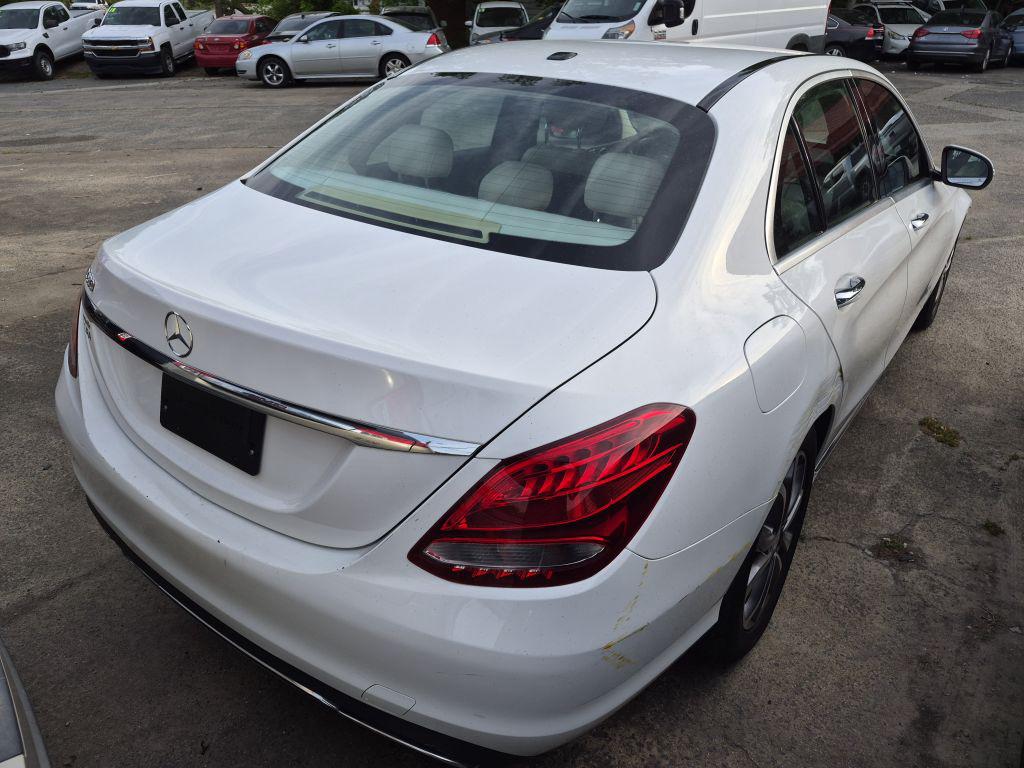 2017 Mercedes-Ben C-Class C300 4d Seda - $14,000