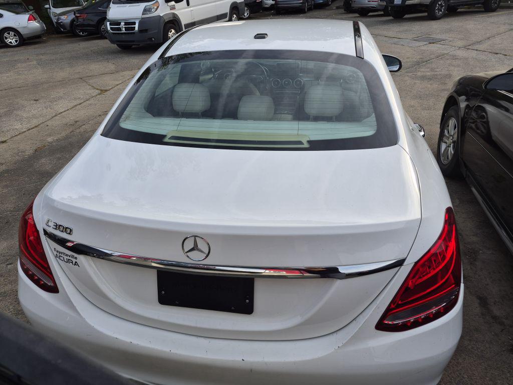 2017 Mercedes-Ben C-Class C300 4d Seda - $14,000