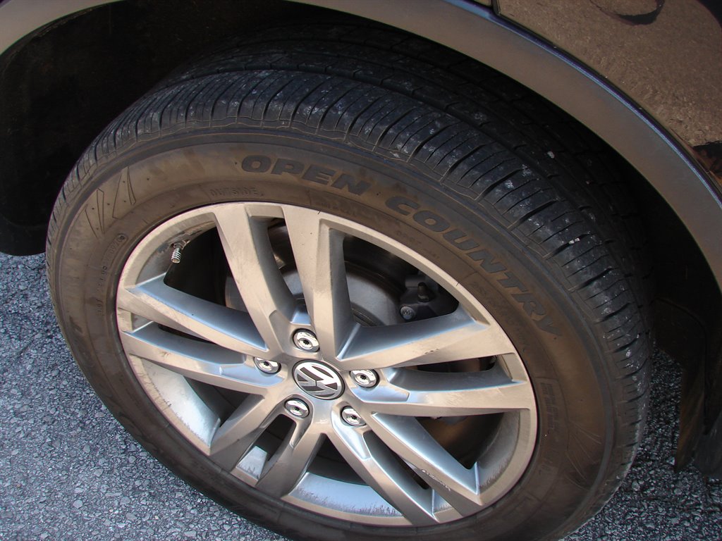 2016 Volkswagen Touareg LUX photo