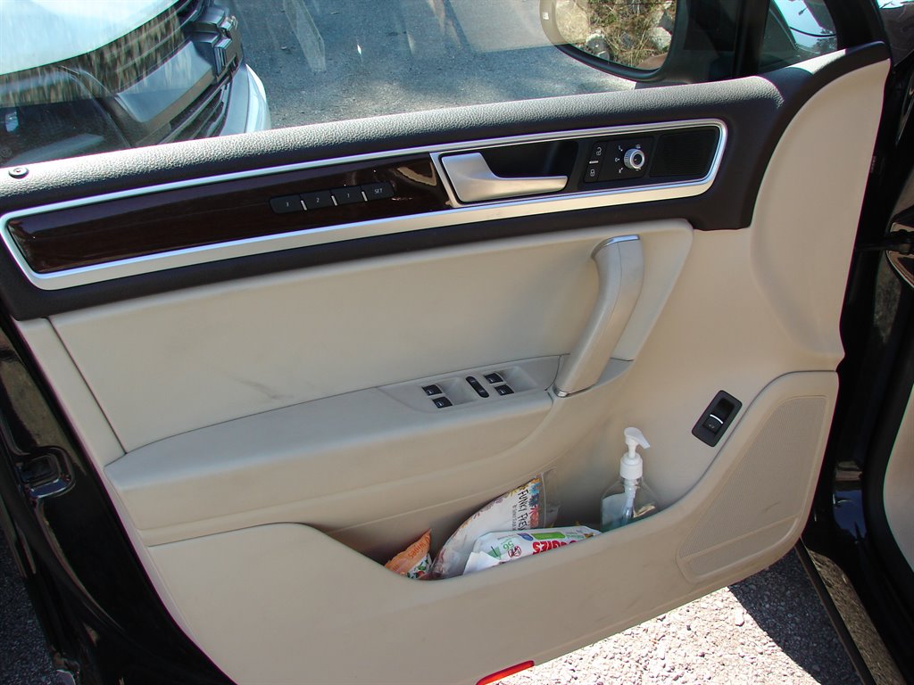 2016 Volkswagen Touareg LUX photo