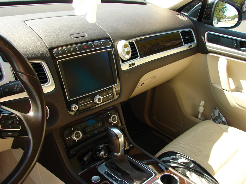 2016 Volkswagen Touareg LUX photo