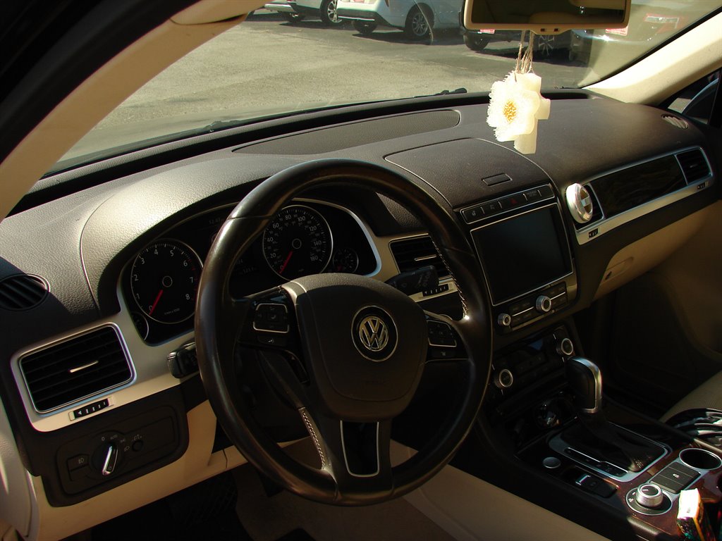 2016 Volkswagen Touareg LUX photo