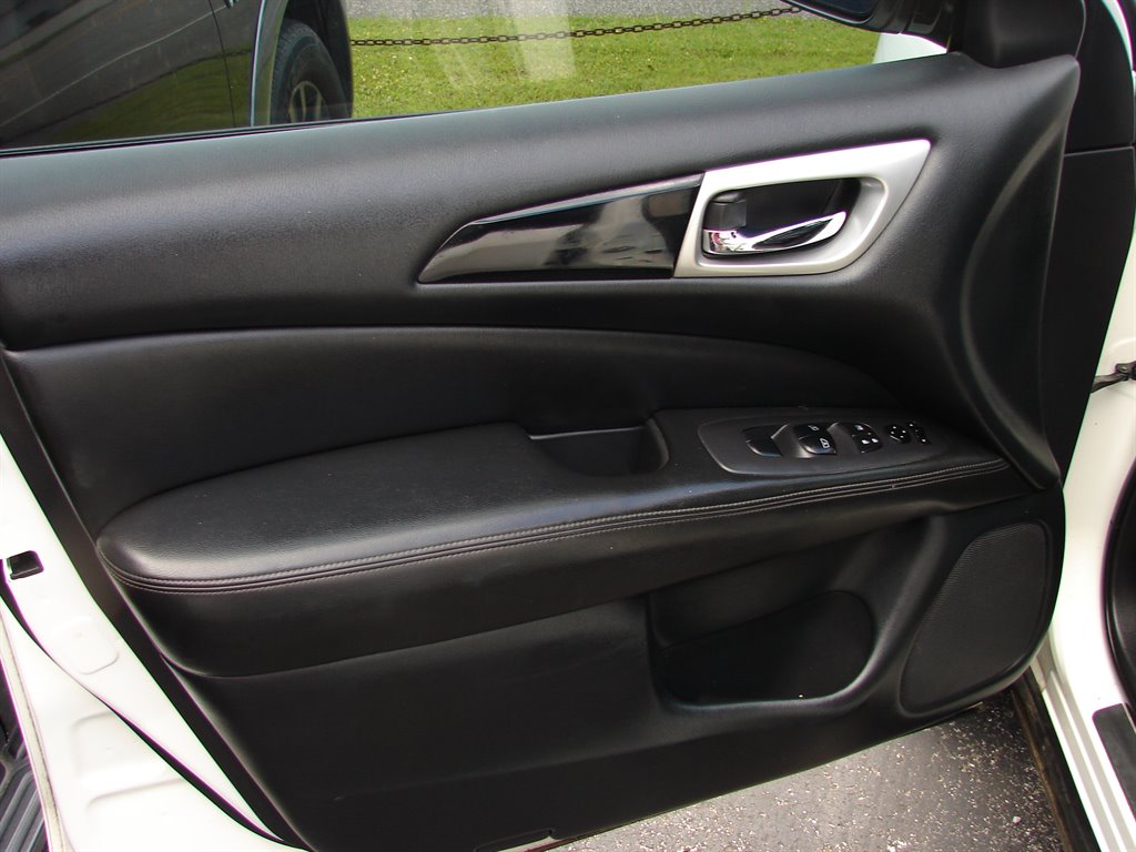 2018 Nissan Pathfinder - $10,995