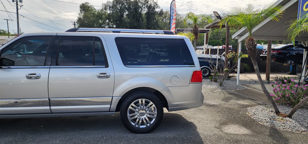 2010 Lincoln Navigator - $8,995