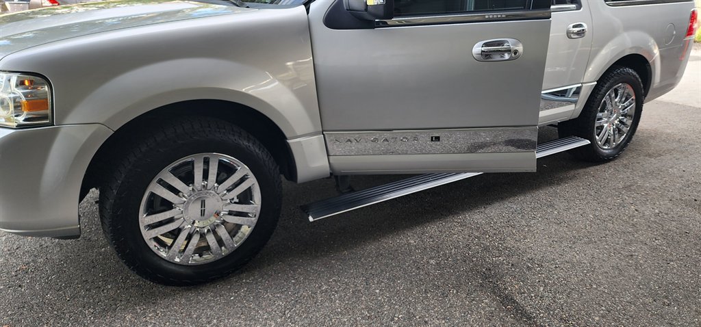 2010 Lincoln Navigator - $8,995