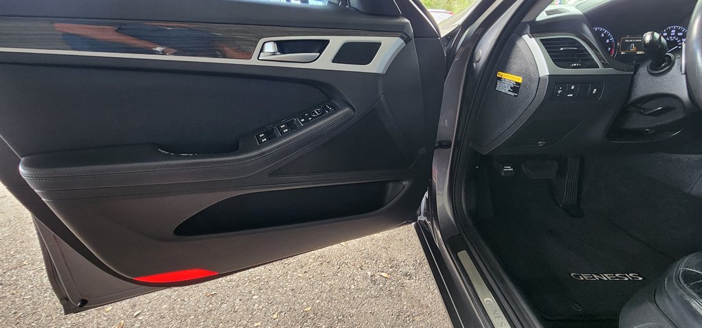 2015 Hyundai Genesis - $9,995