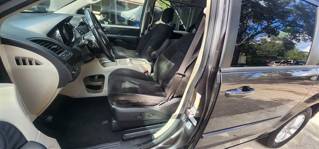 2016 Dodge Grand Caravan - $4,995