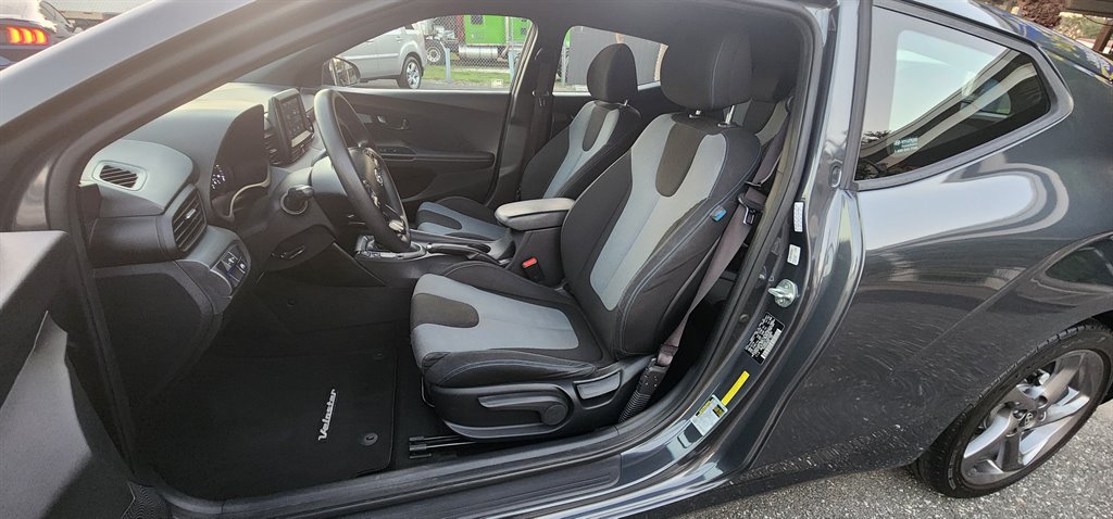2019 Hyundai Veloster Sport photo