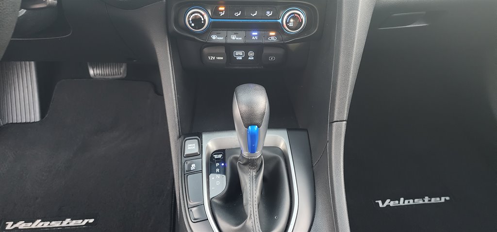 2019 Hyundai Veloster Sport photo