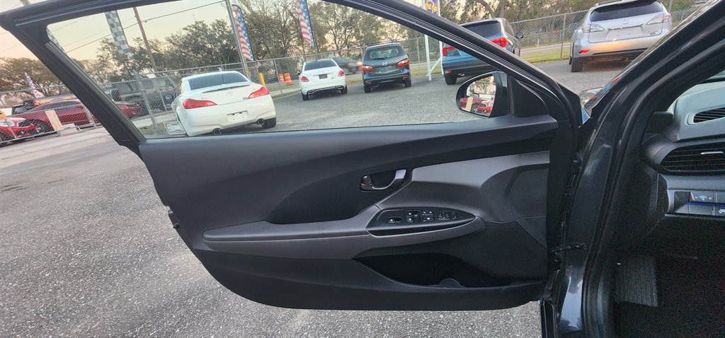 2019 Hyundai Veloster Sport photo