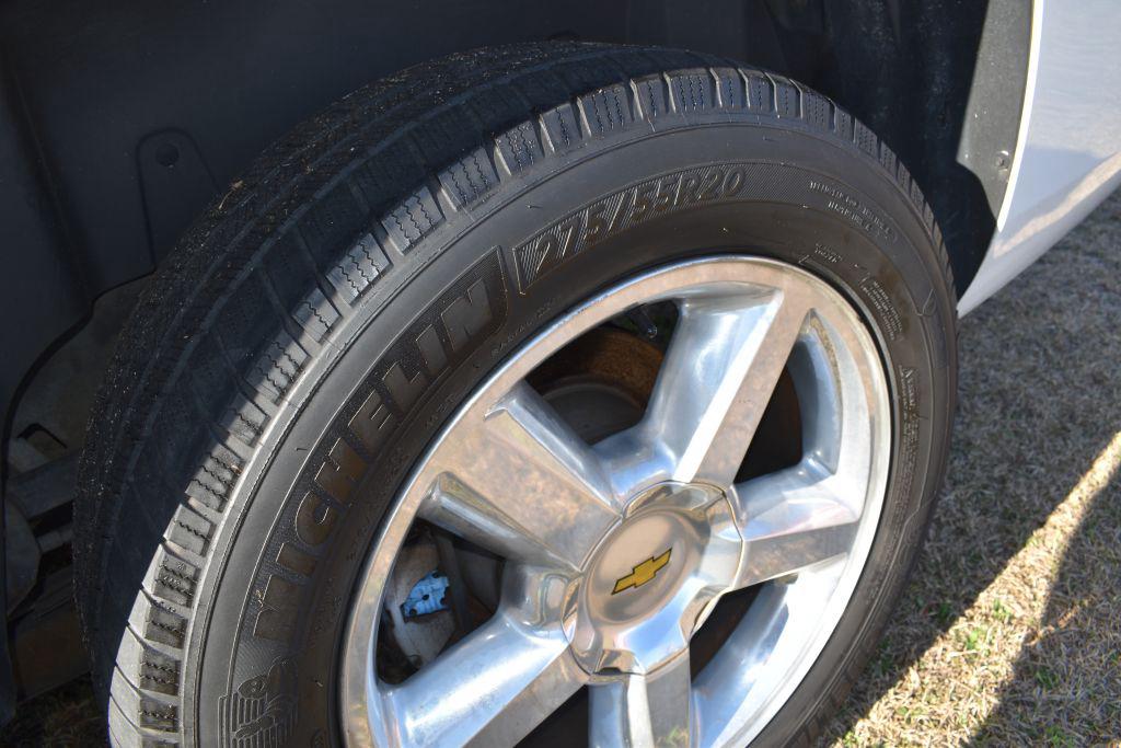 2011 Chevrolet Suburban LT 1500 photo