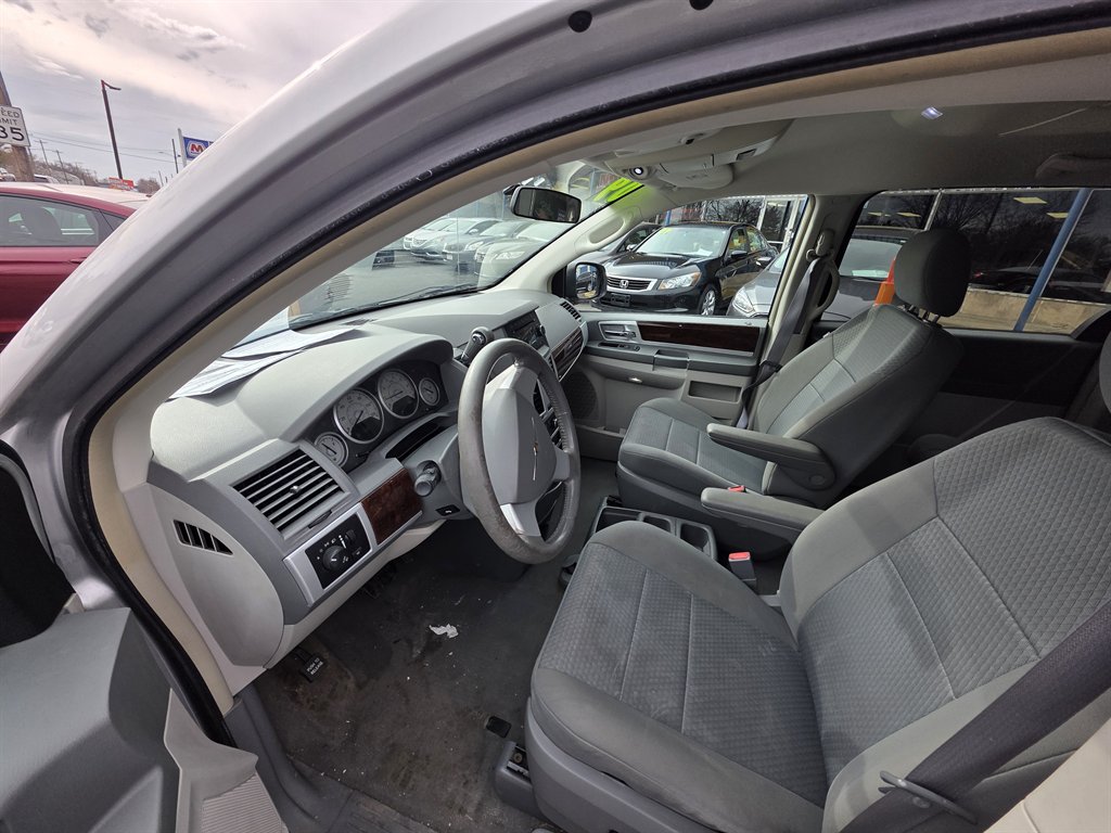 2009 Chrysler Town & Country Touring photo