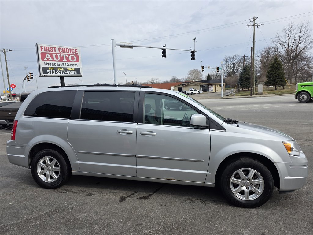 2009 Chrysler Town & Country Touring photo