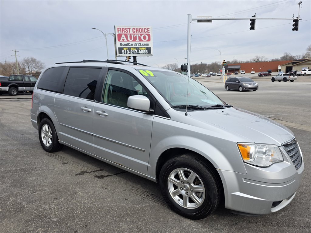 2009 Chrysler Town & Country Touring photo