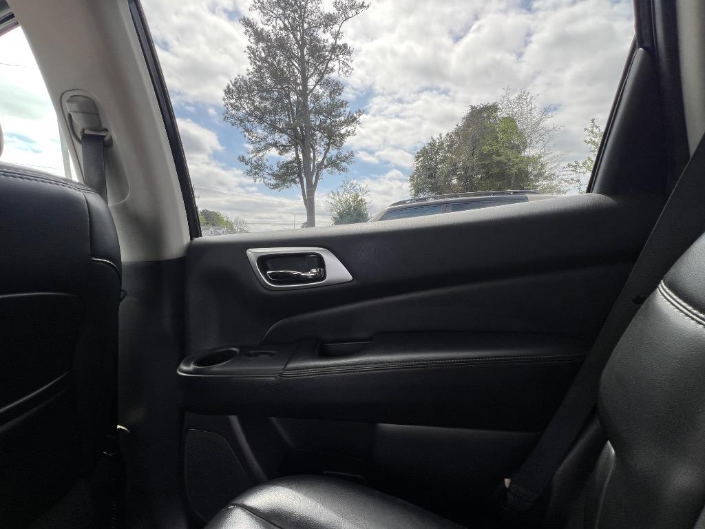 2017 Nissan Pathfinder SL photo
