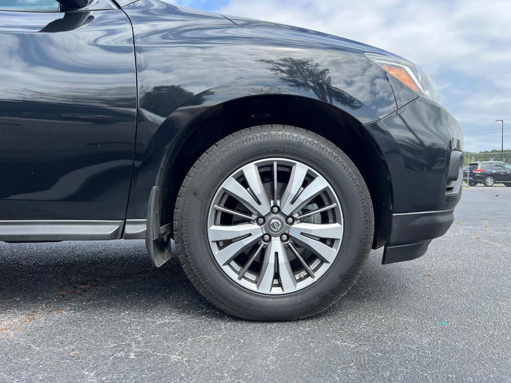 2017 Nissan Pathfinder SL photo