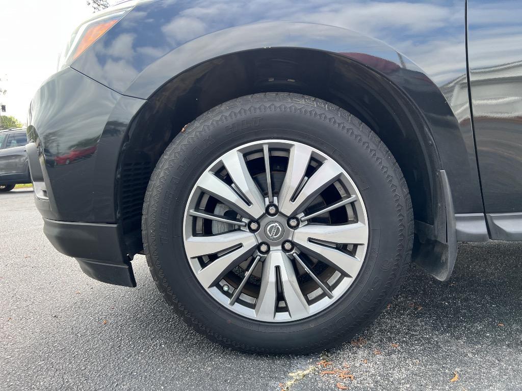 2017 Nissan Pathfinder SL photo