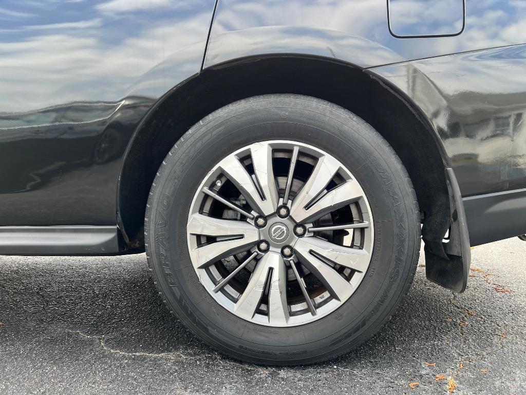 2017 Nissan Pathfinder SL photo