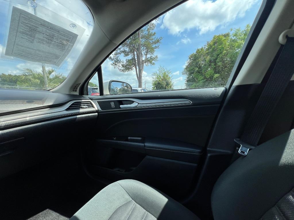2017 Ford Fusion SE photo
