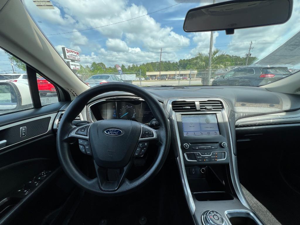 2017 Ford Fusion SE photo