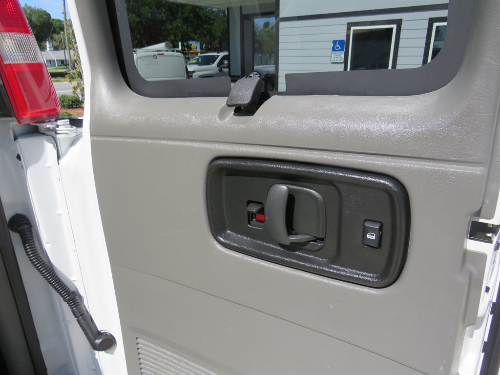 2022 Chevrolet Express Passenger LS photo 7