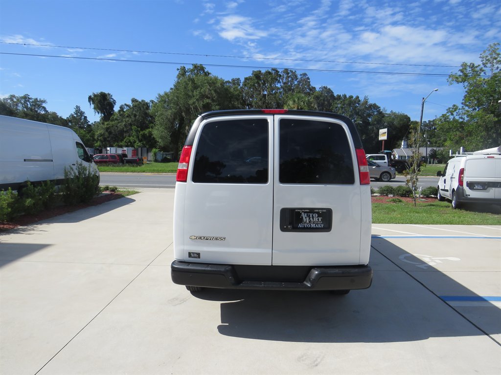 2022 Chevrolet Express Passenger LS photo 5