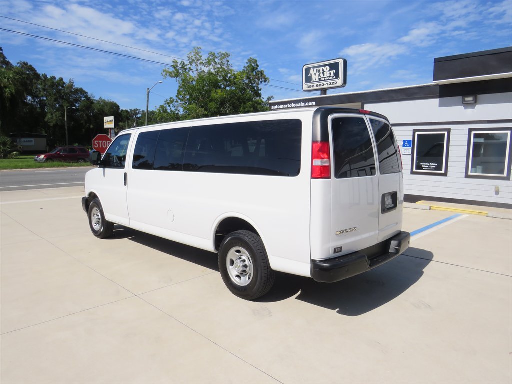 2022 Chevrolet Express Passenger LS photo 4